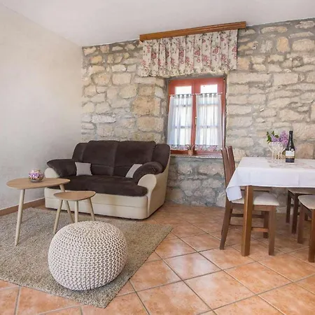 2 Bedroom Gorgeous In Apartment Porec