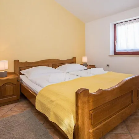 2 Bedroom Gorgeous In Apartment Porec